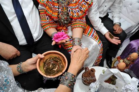 Le jour du henné lors d'un mariage kabyle - Dziriya Magazine | Mariage ...