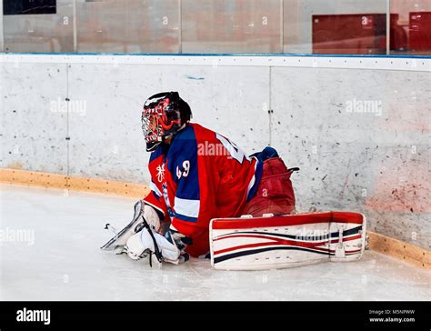 Ice hockey goalie in action hi-res stock photography and images - Alamy