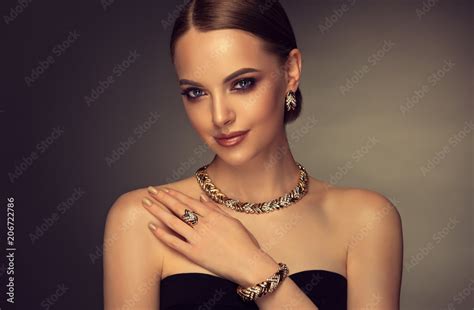 Foto de Beautiful girl with set jewelry . Woman in a necklace with a ...