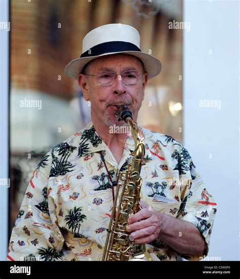 Saxophone paris hi-res stock photography and images - Alamy