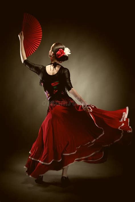 Verticale De Beau Flamenco De Danse De Jeune Femme Photo stock - Image ...