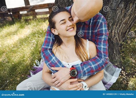 Les Jeunes Couples Romantiques Dans L'amour Passent Le Temps En Parc ...