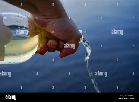 Pouring out glass hi-res stock photography and images - Alamy