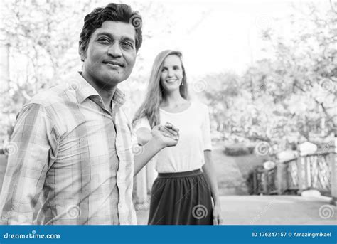 Heureux Couple Multi-ethnique Souriant Avec Un Homme Indien Dirigeant ...