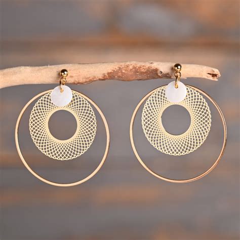 Mélanger des bijoux en or, argent ou autres matières : comment réussir ...