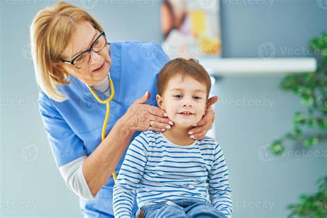 Pediatrician doctor examining little kids in clinic 15851733 Stock ...