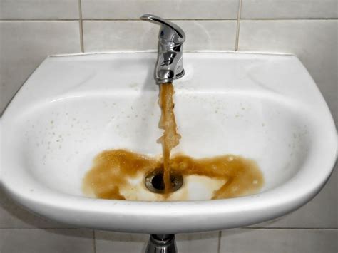 Brésil : à Rio, une eau souillée coule des robinets