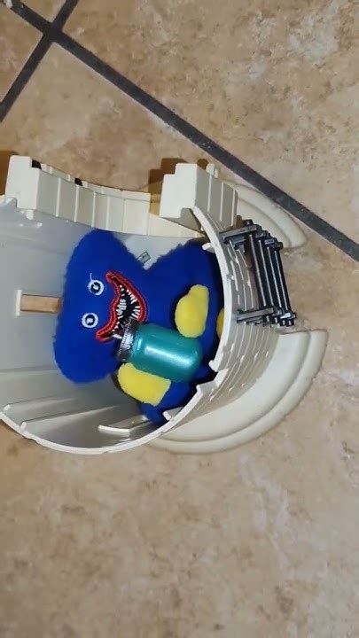 Little Huggy Wuggy drinks from his bottle hidden in the tower - YouTube