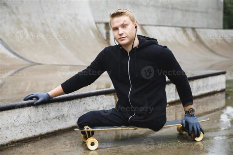 Jeune mec handicapé avec un longboard dans un skatepark 16292175 Photo ...