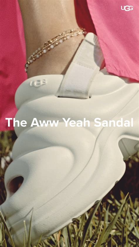 UGG Aww Yeah 拖鞋系列將實用的 Sport Yeah 拖鞋升級至大膽時尚風格😎 不論是休閒、運動、或是街頭風穿搭，Aww Yeah ...