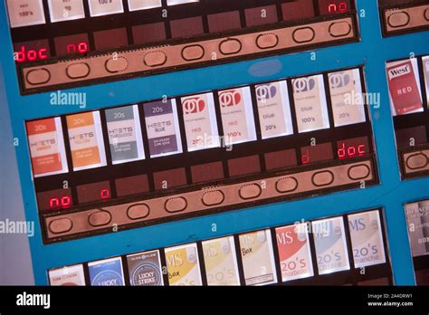 Distributeur automatique de cigarettes Photo Stock - Alamy