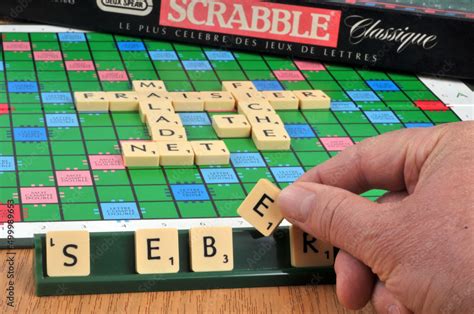 Main tenant une lettre de scrabble pour faire un mot Stock Photo ...