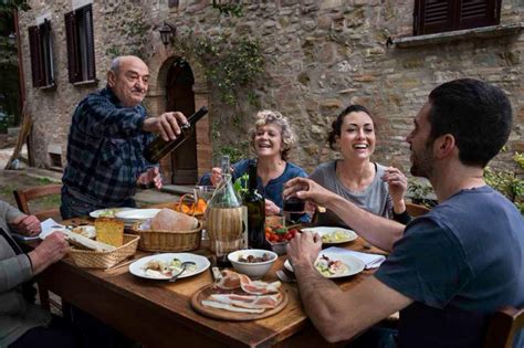 Beautiful Italian family | Italian family dinner, Steve mccurry, Family ...