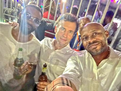 Kinshasa (RD Congo) : Emmanuel Macron en gentleman, avec l’artiste ...