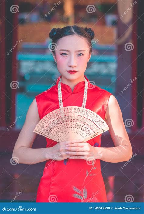 Femme Chinoise Avec La Fan En Bois Dans Le Temple Photo stock - Image ...