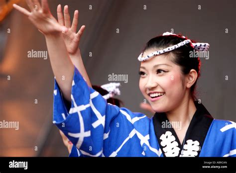 Kimono de danseuse traditionnelle japonaise Banque de photographies et ...
