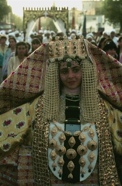 Moroccan Teenage Girls in Traditional Dress | Traditional dresses ...