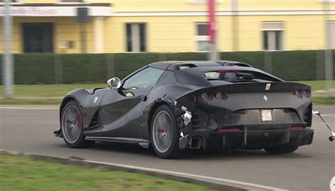VIDEO. Le premier exemplaire de la Ferrari 812 Competizione A aperçu ...