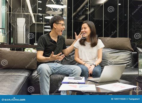 Les Couples Asiatiques Heureux Fonctionnent Ensemble Et Parlent La Nuit ...