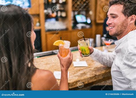Cocktails En Couple Au Bar Du Hall Dégustation De Boissons En Discutant ...