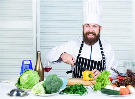Hacher Les Ingrédients Selon La Recette Préparer Les Ingrédients Pour ...