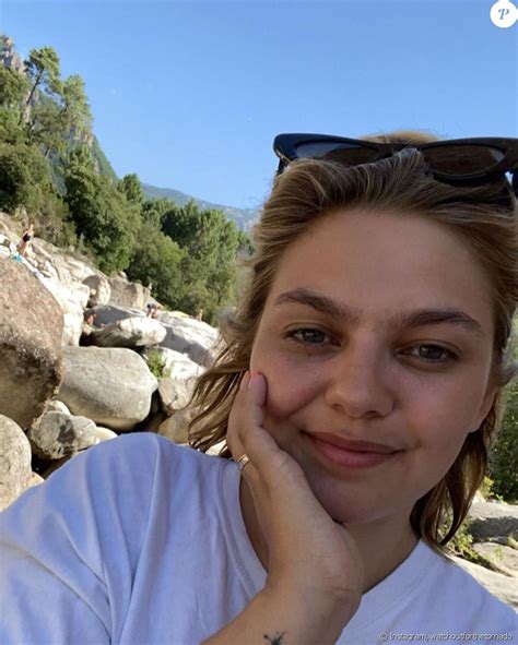 Louane Emera en vacances en Corse, le 2 août 2020. - Purepeople
