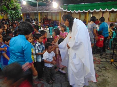 Anak-anak Ribut Saat Misa, Biarkan Itu sebagai Hal Normal - SESAWI.NET