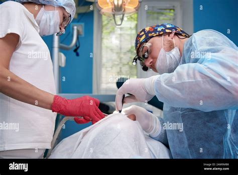 Hands of the surgeon hi-res stock photography and images - Alamy