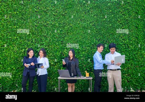 People working together outside hi-res stock photography and images - Alamy