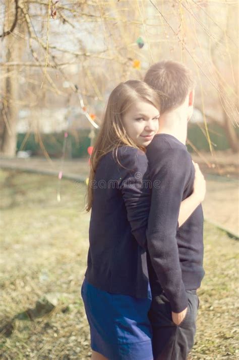 Verticale Des Couples Doux Dans L'amour Image stock - Image du mignon ...