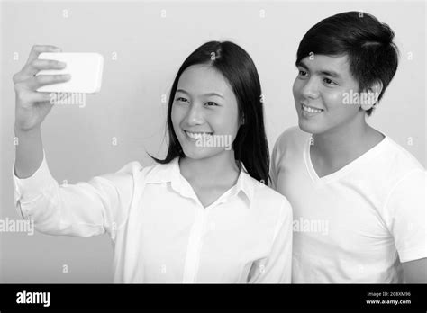 Jeune couple asiatique Banque d'images noir et blanc - Alamy