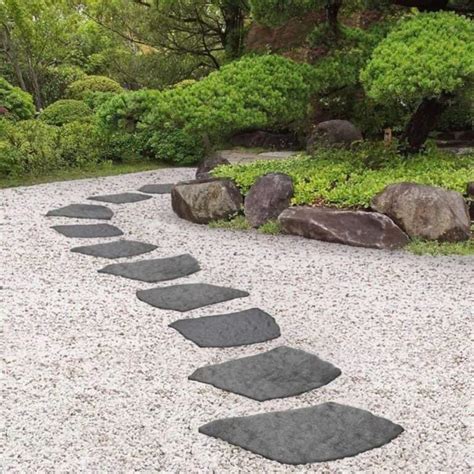 Garden Stepping Stones: 30 Beautiful Ways To Decorate Your Garden