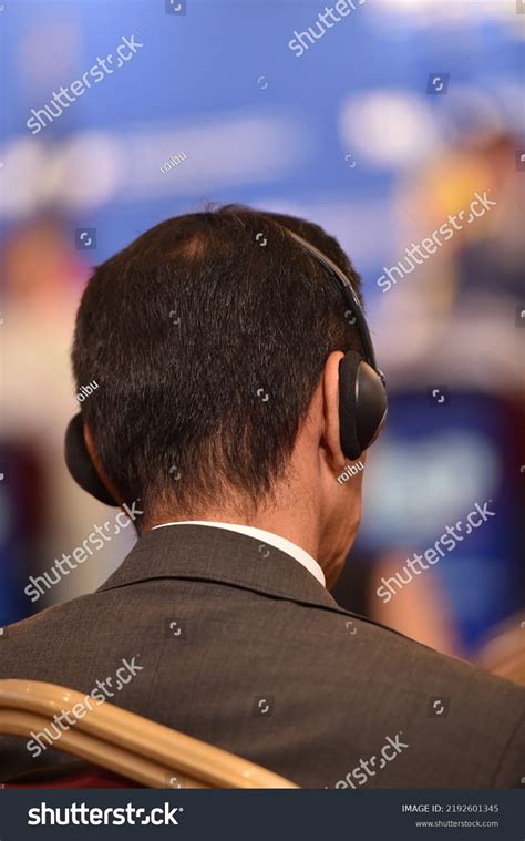 Translator man : 20 806 images, photos et images vectorielles de stock ...