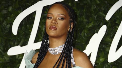 Rihanna becomes self-made billionaire, world's wealthiest female musician with $1.7 billion worth