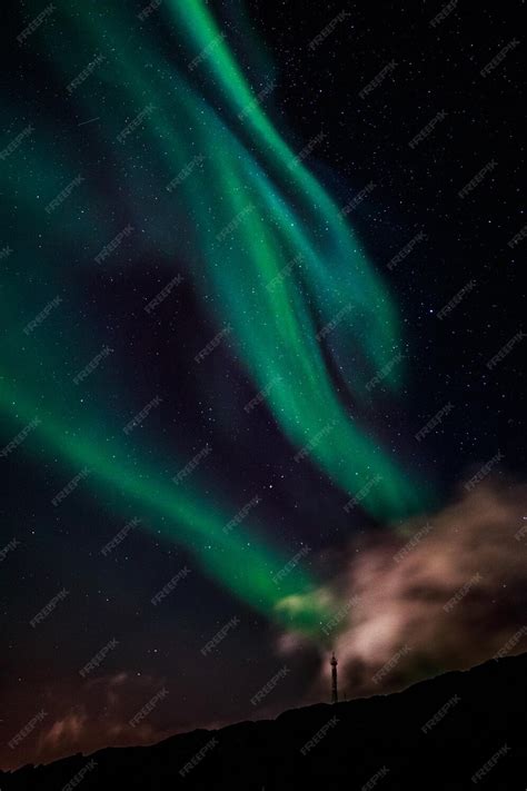 Aurore boréale verte aurores boréales brillant avec ciel étoilé Nuuk ...