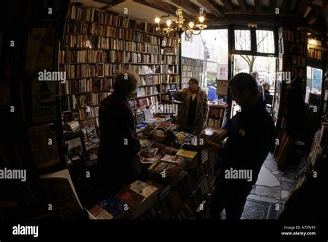interior Shakespeare and Company English bookshop left bank Paris ...