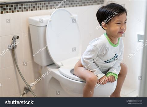 2,239 imágenes de Little boy sitting on the toilet - Imágenes, fotos y ...