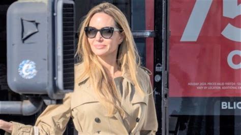 Angelina Jolie Caught Use Pregnancy Kit During Christmas Shopping in LA ...