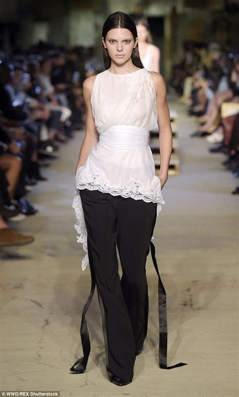 Kendall Jenner gives eye-catching catwalk during Givenchy show at NYFW ...
