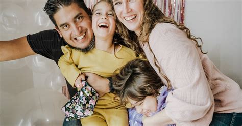 Un homme et deux femmes et un enfant posant pour une photo photo ...