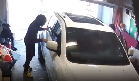 Vehicle Robbery Botched When One Suspect Runs Off With Keys As Other ...