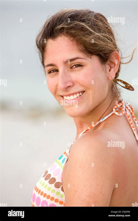 Belle jeune femme en bikini à la plage Photo Stock - Alamy