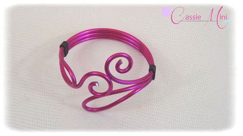 Bracelet en fil aluminium fuchsia : Bracelet par les-tutos-de-cassie ...