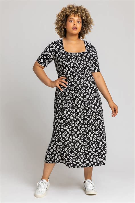 Curve Daisy Print Midi Dress in Black - Roman Originals UK