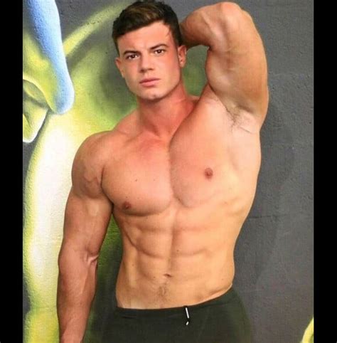 Photo : Adrien Laurent dévoile ses muscles sur Instagram, janvier 2018 ...