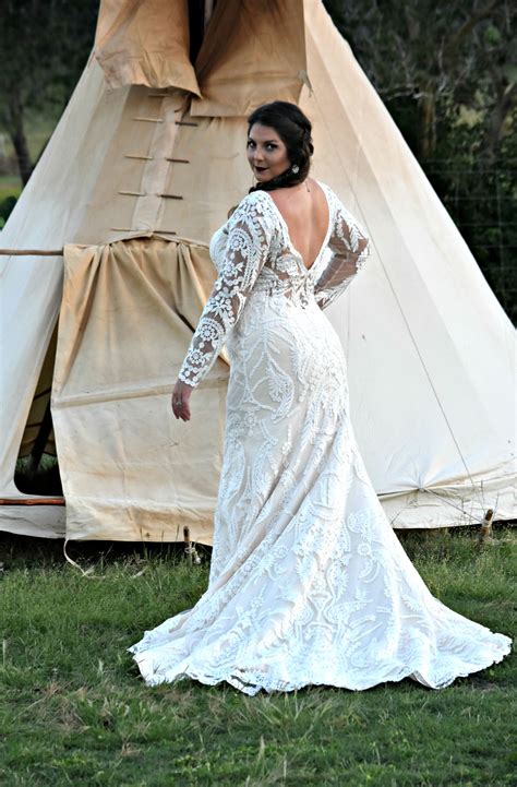 Boho bridal photoshoot with native american teepee Western Style ...