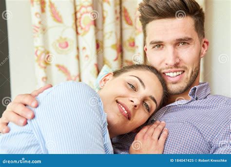 Jeunes Couples Amoureux Caresser Ensemble Image stock - Image du ...