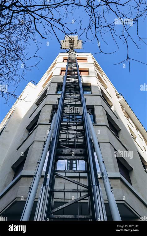 Moving furniture lift hi-res stock photography and images - Alamy