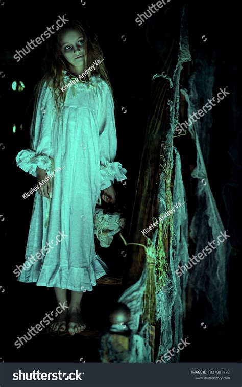 Scary Little Girl Ghost White Nightgown Foto stock 1837887172 ...