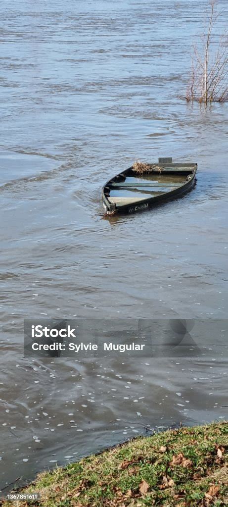 Barque Qui Coule Stock Photo - Download Image Now - Color Image ...